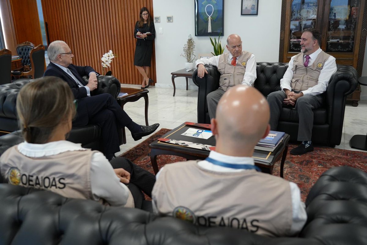 OEA_oficial's tweet photo. La Jefatura de la #MOE_OEA en Brasil fue recibida por el presidente del @STF_oficial, Edson Fachin, a quien presentó el trabajo que la #OEAenBrasil viene desarrollando para las elecciones.

Más de 150 millones de personas están habilitadas para elegir presidente, gobernadores, senadores y diputados en las elecciones generales de este domingo 4 de octubre. #Eleições2026 🇧🇷