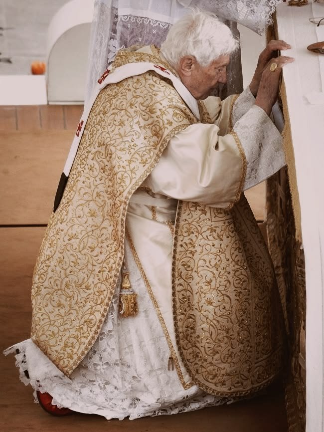 FSMG_99's tweet photo. Algunos de los tesoros de la Sacristía Pontificia con los que Benedicto XVI dignificó las liturgias papales y que desgraciadamente no volveremos ver... https://t.co/Z1xySKvDT1