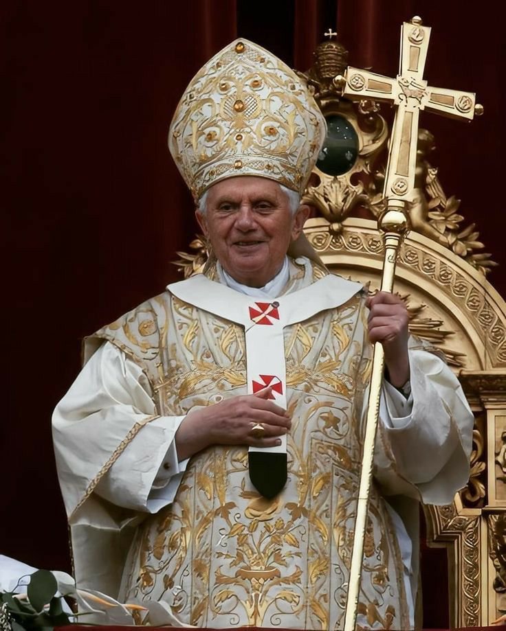 FSMG_99's tweet photo. Algunos de los tesoros de la Sacristía Pontificia con los que Benedicto XVI dignificó las liturgias papales y que desgraciadamente no volveremos ver... https://t.co/Z1xySKvDT1