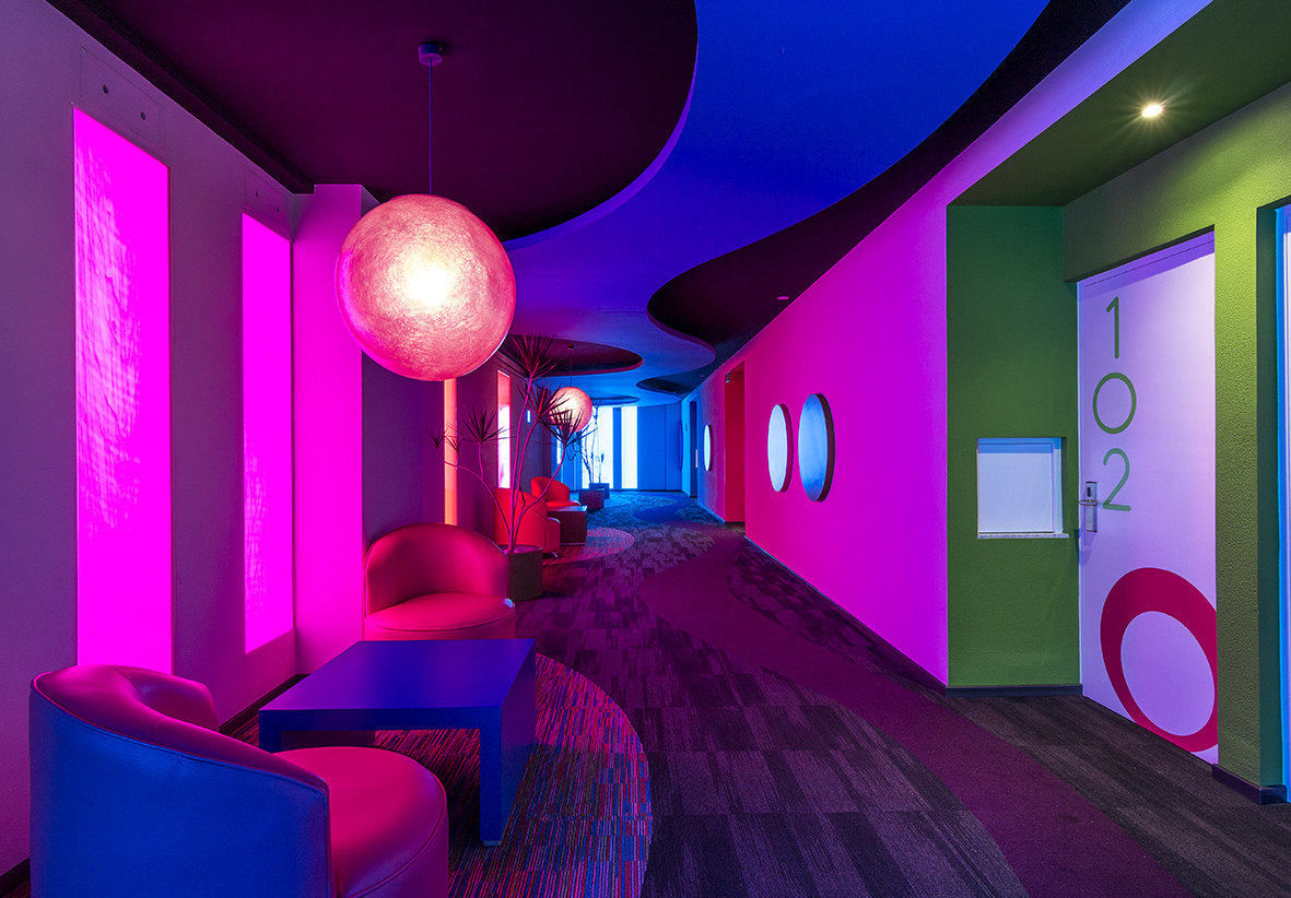 SferaHotel's tweet photo. Déjate envolver por los colores y las formas únicas de Hotel Sfera. Aquí, cada pasillo es una invitación a soñar diferente y vivir una experiencia fuera de lo común. ¿Listo para descubrir lo que te espera detrás de cada puerta? 😍😍😍
#FelizViernes https://t.co/ySpJFSCLCy