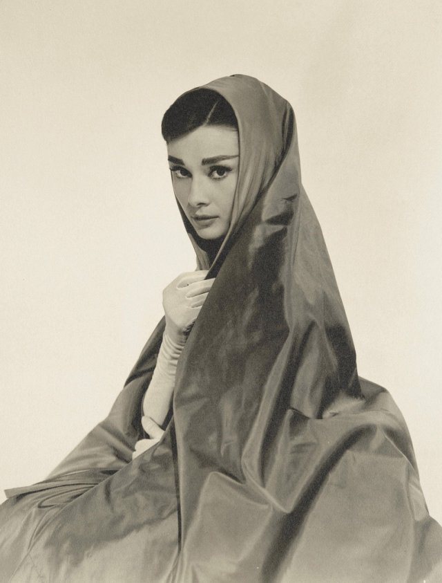 TheCinesthetic's tweet photo. Audrey Hepburn photographed by Bud Fraker for ‘Funny Face’ (1957) https://t.co/Vag7rZ3C7X
