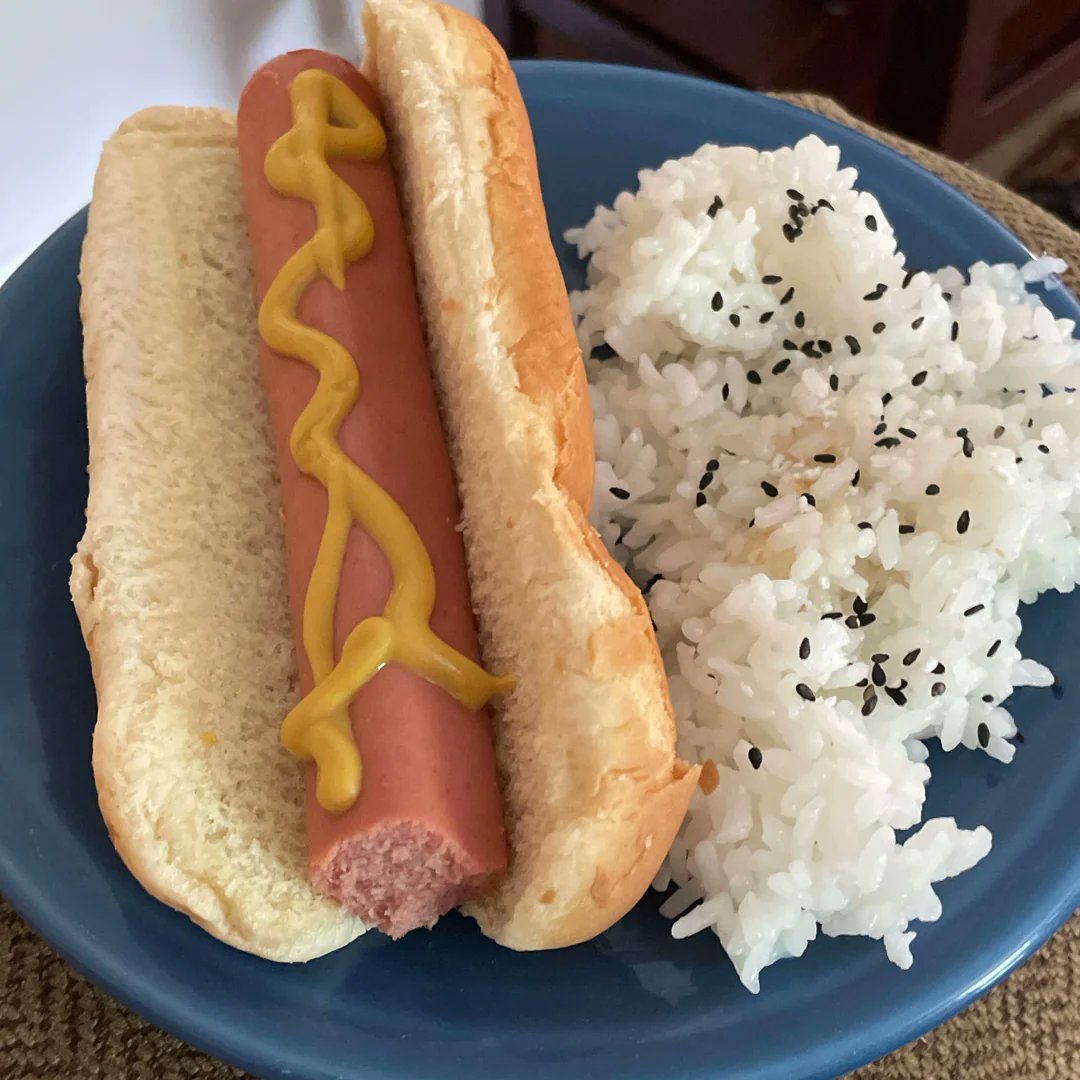 eatinerni's tweet photo. add 1 thing to this hotdog to make it better https://t.co/1Tu96CXy1C