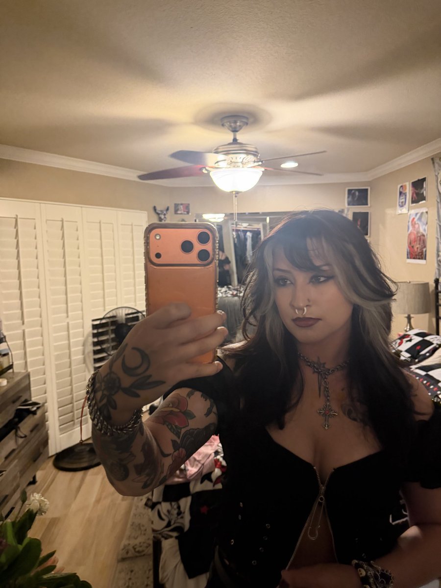 sweetspyne's tweet photo. me + my rings https://t.co/mFe5XfeRxs