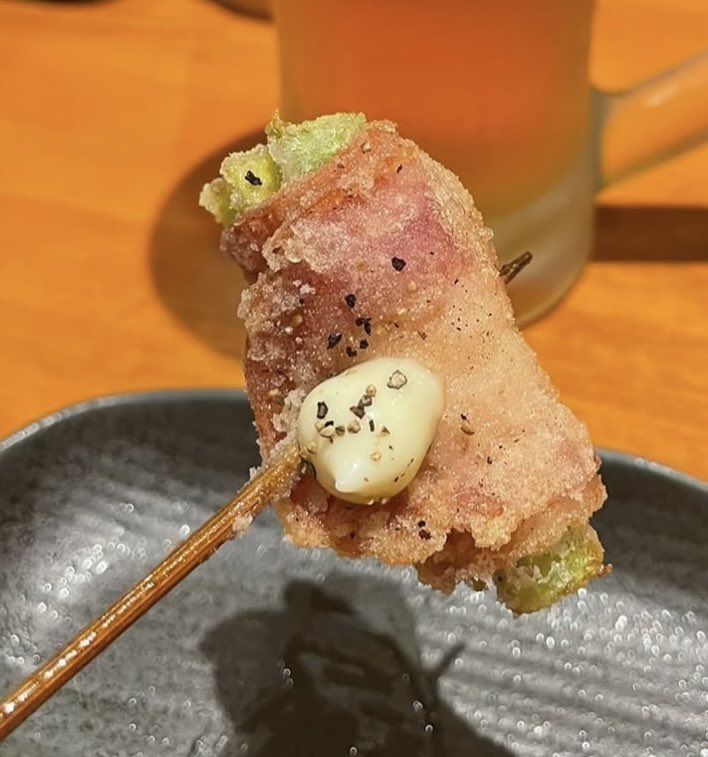 junkokakei's tweet photo. 堺市三国ヶ丘「串揚げ 旬亭」さんで晩ごはん✨
目の前で揚げてもらうサクサクの串揚げは、どれも衣が薄くて軽いから何本でも食べられちゃう…！厳選された旬の食材
お店の落ち着いた雰囲���も素敵で、大人の贅沢な時間を過ごせました。リピ確定です。ごちそうさまでした！
#串揚げ旬亭 #旬亭 #堺グルメ https://t.co/qKVZLqEO6E