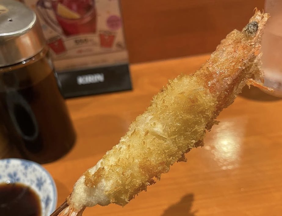 junkokakei's tweet photo. 堺市三国ヶ丘「串揚げ 旬亭」さんで晩ごはん✨
目の前で揚げてもらうサクサクの串揚げは、どれも衣が薄くて軽いから何本でも食べられちゃう…！厳選された旬の食材
お店の落ち着いた雰囲���も素敵で、大人の贅沢な時間を過ごせました。リピ確定です。ごちそうさまでした！
#串揚げ旬亭 #旬亭 #堺グルメ https://t.co/qKVZLqEO6E
