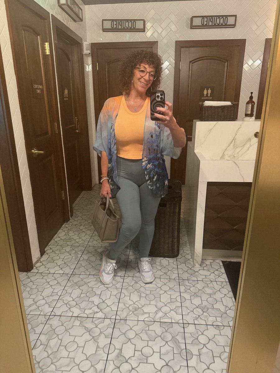 SaraJayyk2's tweet photo. Nothing like stopping to take a cute mirror selfie while traveling abroad! https://t.co/MVrJolZ8oM