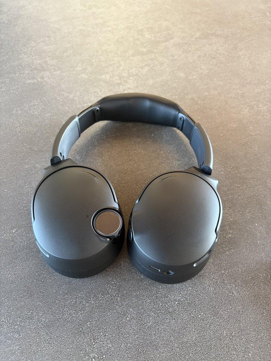 C1Maserati's tweet photo. Skullcandy Crusher 1080
クラファン購入して昨日から🎶
聴くのが非常に楽しいヘッドホンって感じ
特にアクション映画とかEDMは秀逸👍
原音を繊細に聴きたい人には向いてないけど、音を楽しむ低音大好き派にはたまらんですな🥳 https://t.co/ORETgKvo2V