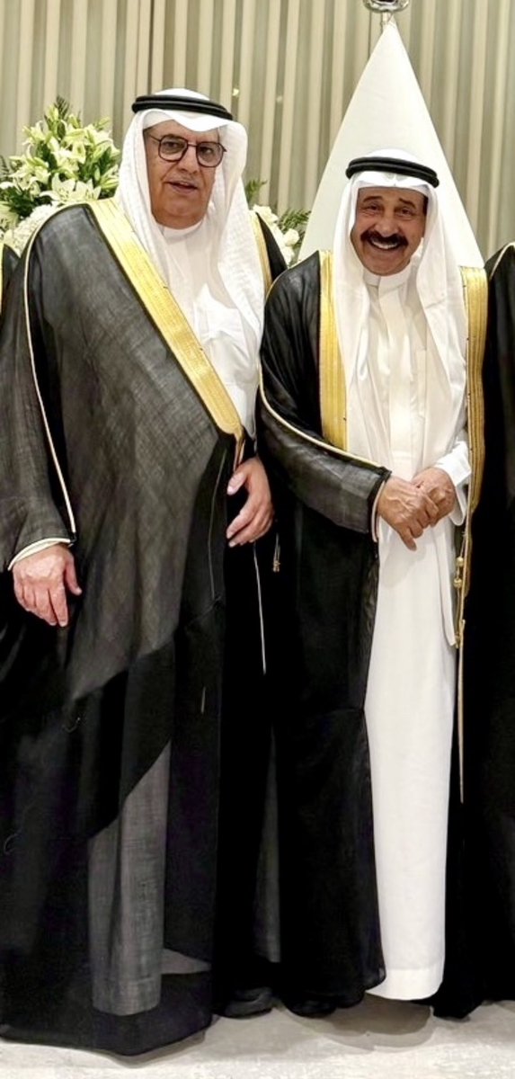 albader_m's tweet photo. بقلوب صابرة مؤمنة بقضاء الله وقدره، انتقل إلى رحمة الله تعالى الأخ العزيز الأستاذ / #عبدالعزيز_محمد_الدبلان
العضو المؤسس وعضو مجلس جمعية أصدقاء البيئة في محافظة #الزلفي
زاملته في المرحلة الثانوية حيث كنت في الصف الأول وهو في الصف الثالث وكان قائدا لنا في فريق كرة القدم في مبارياتنا ضد زملائنا في ثانويات منطقة سدير فكان نعم القائد
زاملته في نادي مرخ (الزلفي حاليا) حيث كان حارسا لكرة القدم وكنت لاعبا في كرة الطاولة وألعاب القوى فكان اللاعب المثالي
زاملته في مجلس إدارة جمعية أصدقاء البيئة فكان نعم المعين
عرفته محبا لمحافظة الزلفي داعما لمناشطها وفعالياتها
اتصف بالبشاشة والابتسامة الدائمة والطرفة السريعة
وستُقام الصلاة عليه بإذن الله بعد صلاة المغرب لهذا اليوم 2026/10/3 م في جامع الإمام فيصل بن تركي بمحافظة الزلفي والدفن في مقبرة الخالدية .
عزائي لزوجته وأبنائه وعائلته الكريمة ومحبيه وأصدقائه

عزاء النساء:
في المسجد فقط.

 أرقام الأبناء:
١-محمد 0504456986
٢-عبدالله 0536433333
٣-نواف 0533340905
٤-مشاري 0583627763

الصورة المرفقة من زواج الموسى والرومي ليلة أول أمس الخميس

اللهم اغفر له وارحمه وعافه واعف عنه وأكرم  نزله ووسع مدخله واغسله بالماء والثلج والبرد ونقه من الذنوب والخطايا كما ينقى الثوب الأبيض من الدنس وجازه بالحسنات إحسانا وبالسيئات عفوا وغفرانا وأبدله زوجا خيرا من زوجه ودارا خيرا من داره وأهلا خيرا من أهله وأكرم وفادته عليك وأحسن نزله لديك واجعله من أهلك وخاصتك وارفع منزلته في جناتك وأسعِد  ويمّن كتابه، ويسّر حسابه ، وثقّل بالحسنات ميزانه ، وثبّت على الصّراط أقدامه ، وأسكنه في أعلى الجنات ، بجوار حبيبك و مصطفاك صلّى الله عليه وسلم 
اللهمّ اجعله في بطن القبر مطمئنا ، وعند قيام الأشهاد آمنا 
واسق قلوب ذويه بماء اليقين وأثلج صدورهم بالصبر والسلوان

 https://t.co/9WOOWudoFl