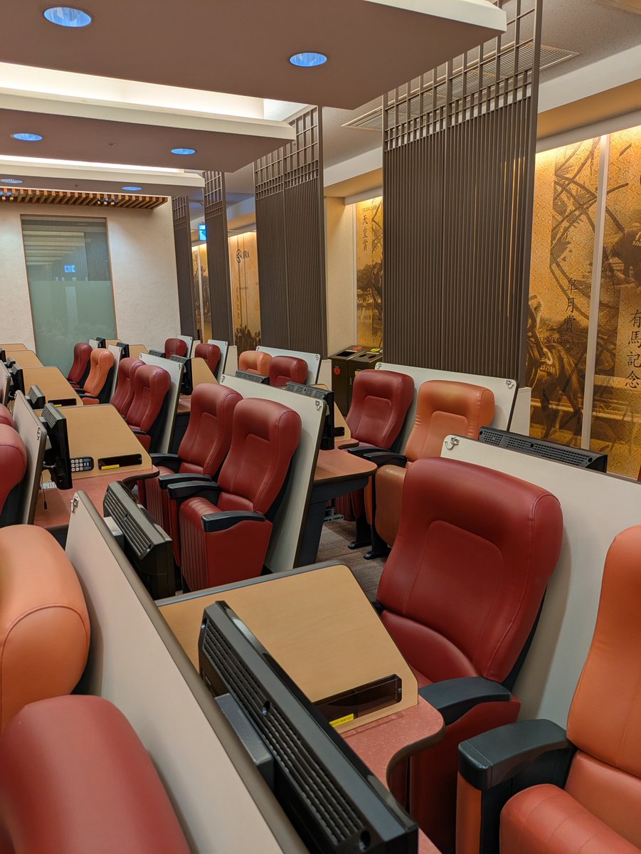 jra_hakata's tweet photo. 【グループルーム2部屋＆エクセルシート残席あり】#エクセル博多 では最大6名のお客様がゆったり競馬を楽しめるグループルームをご用意しております。本日2部屋空きがございます。エクセルシートもお席に余裕がありますので、皆様お誘いあわせでのご来館、心よりお待ちしております ！#中洲 #JRA https://t.co/MQr732SdAn