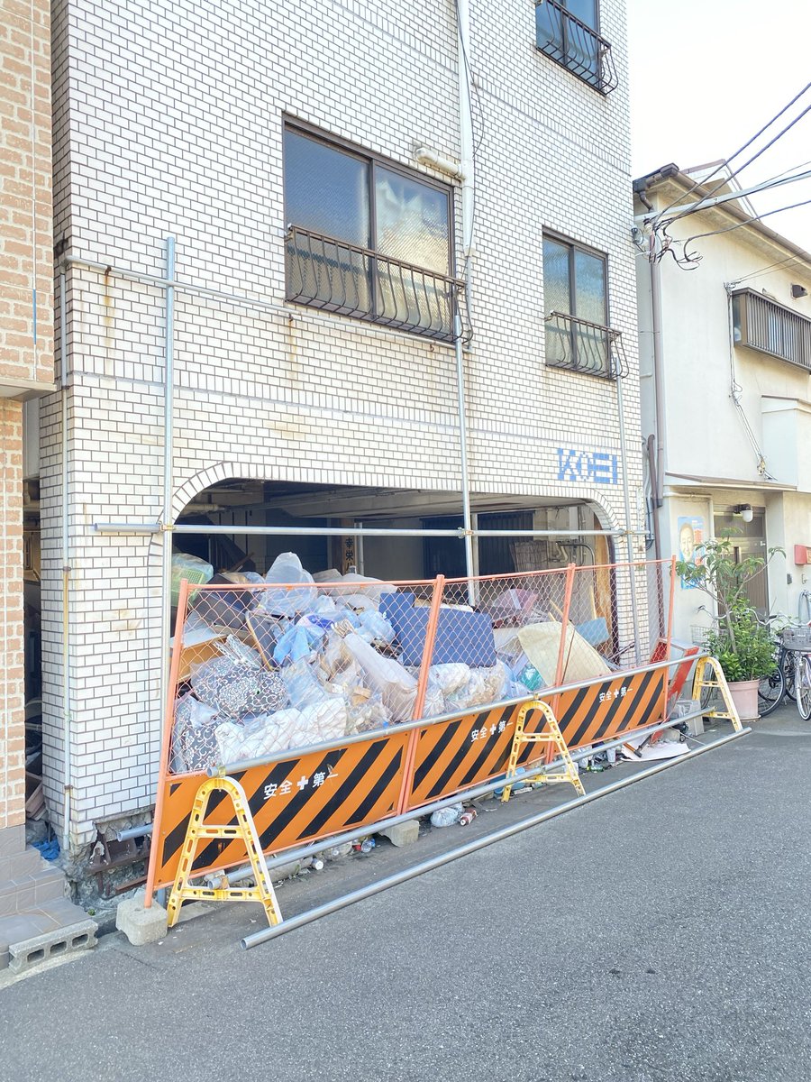 p774tryb's tweet photo. @hiroyoshimura 大阪市内某所
これなんなん？
かれこれ10年このまんま。
ゴミ増えてるし https://t.co/Lqa5sfPI6h