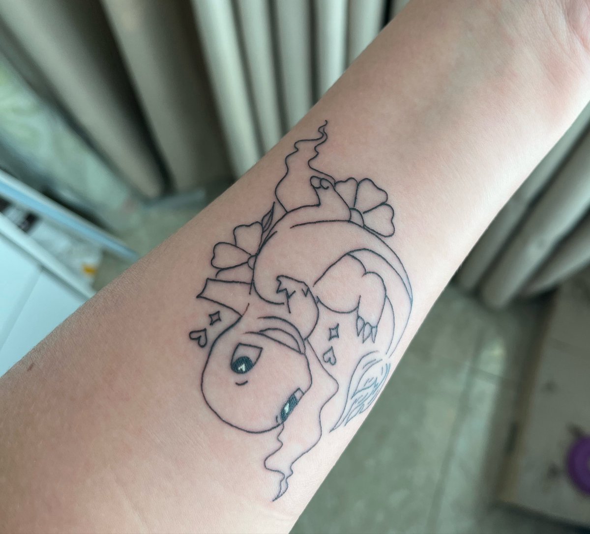 diabaclt's tweet photo. a coisa mais engraçada pra mim é quando do nada alguém que eu nunca falei me para e fala “melhor inicial” apontando pro meu braço, obrigada comunidade pokemon https://t.co/zx5Pog4ZNP