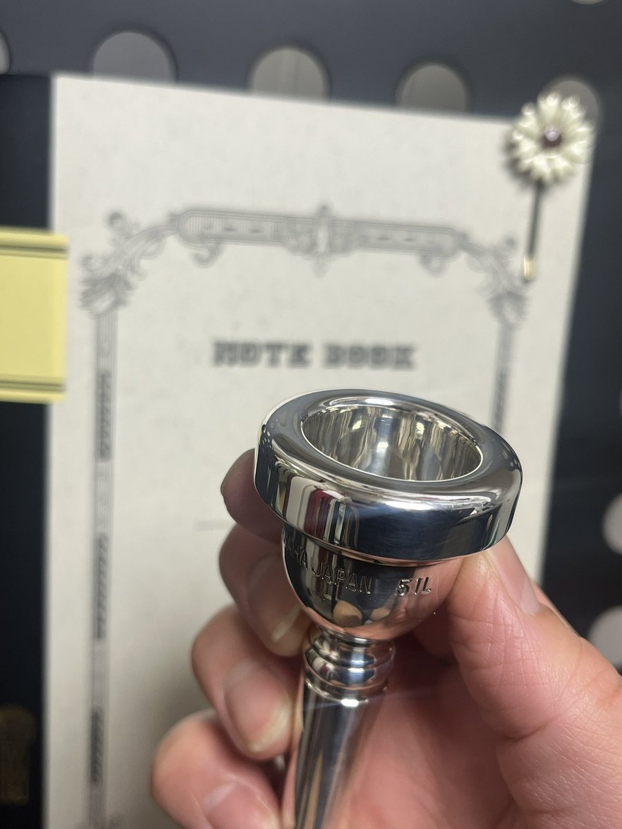 Matka0807's tweet photo. 奏ちゃんの楽器を見ているとピンクゴールドのマウスピースが欲しくなる

ただ、40代男性である自分が使っている姿を想像すると、やっぱり標準で付属していたシルバー（51L）でいいか、、、と毎回思いとどまる最近 https://t.co/GDUcli3WQh