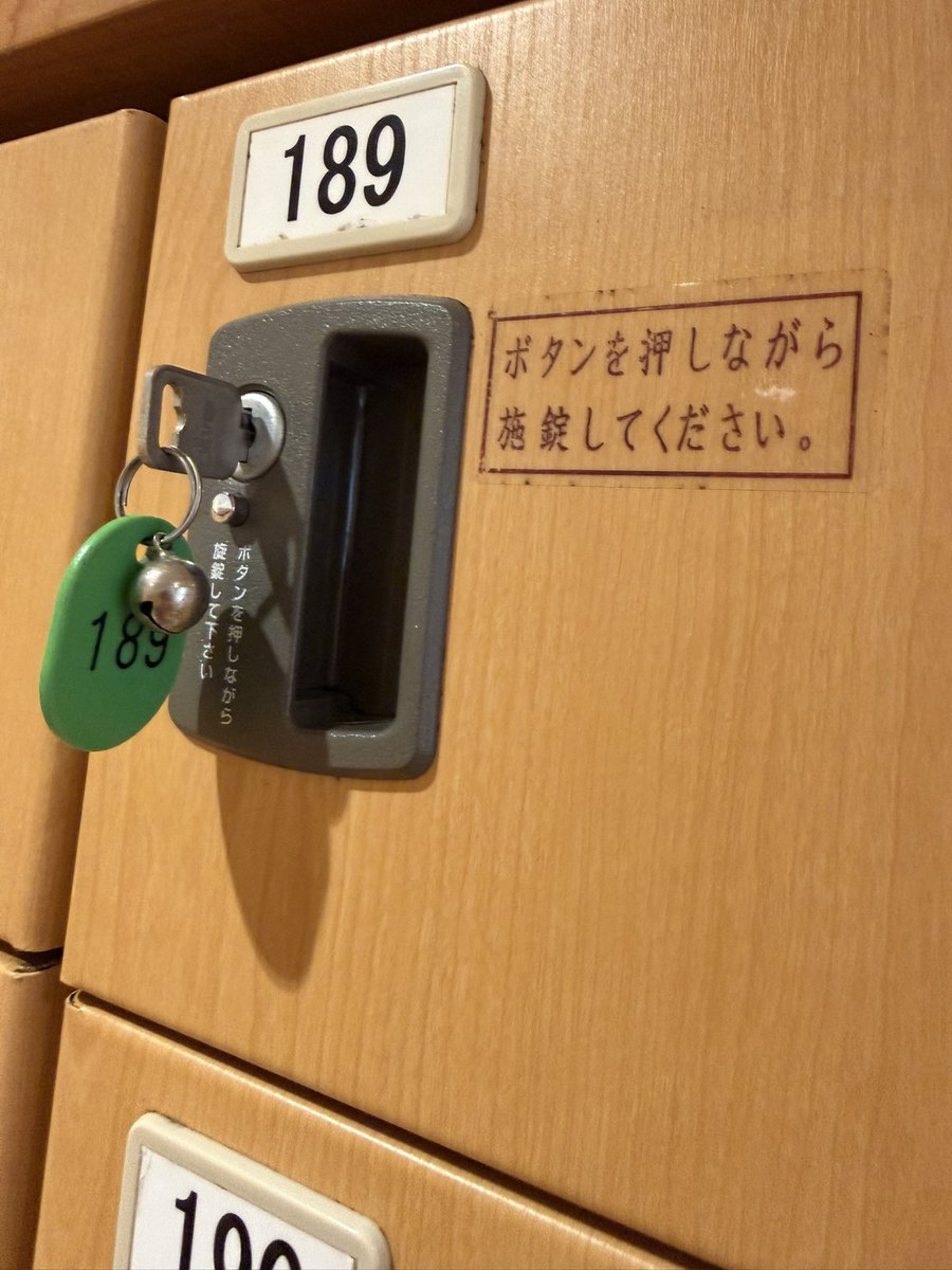 sauga_gennai's tweet photo. ウシ澤です。
ハク活という謎の活動に励む男性に
インタビューを敢行。何やら、サウナに入る前から楽しそうな様子。

――89活を始めたきっかけは？
「たまたま89番を見つけたんです。」
――それだけですか？
「はい。」
――その後は？
「89番を見つけると、撮るようになりました。」
――サウナに入る目的が変わってませんか？
「……最近は、サウナより89番を探してます。」
――89番が見つからない日は？
「サウナに入った気がしません。」
――��後に、89活とは？
「……愛です。」

ねほりんぱほりん？
お得なガラポン抽選会は10時から！
回数券特売日ですよぅ！
#極楽湯富谷
#ハク活 #89活
#メッシュ君