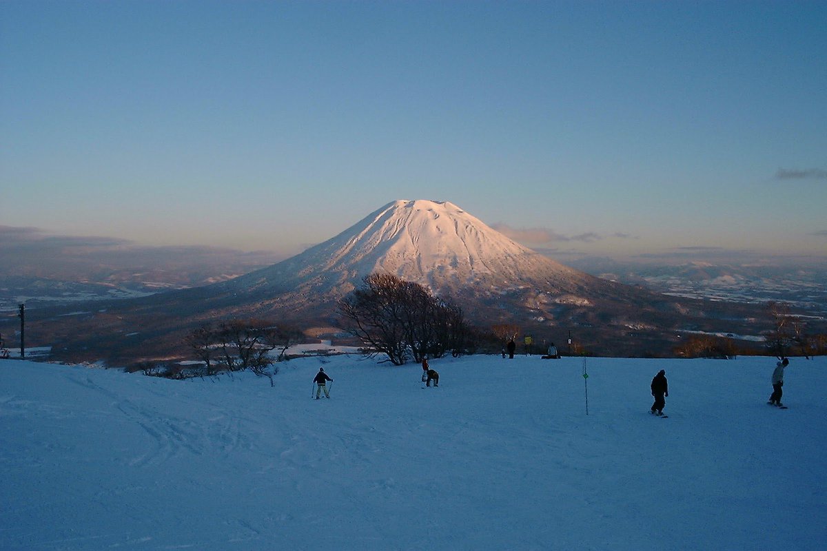 usuki4488's tweet photo. １０月３日は登山の日、アンパンマンの日などの記念日がある日です。
写真は春スキーシーズンに北海道にあるニセコアンヌプリから見た羊蹄（ようてい）山です。標高は１８９８ｍで蝦夷富士とも呼ばれ山頂まで６時間位で登れるそうです。個人的には登るより見るのが好きですね🗻 https://t.co/vOfCl1qPul