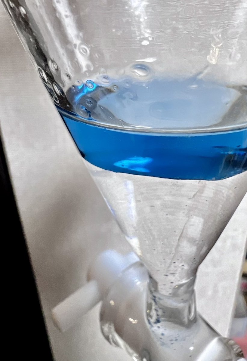 imolab23's tweet photo. 大量のカモミールを水蒸気蒸留して、幻の青い精油（カマズレン）を手に入れたぞ！！甘くてすごく落ち着く香り。加熱は色んな成分を壊すイメージがあるけども、この美しいブルーは長時間加熱しなければ生まれないのが不思議。 https://t.co/OJ82RJZJMn
