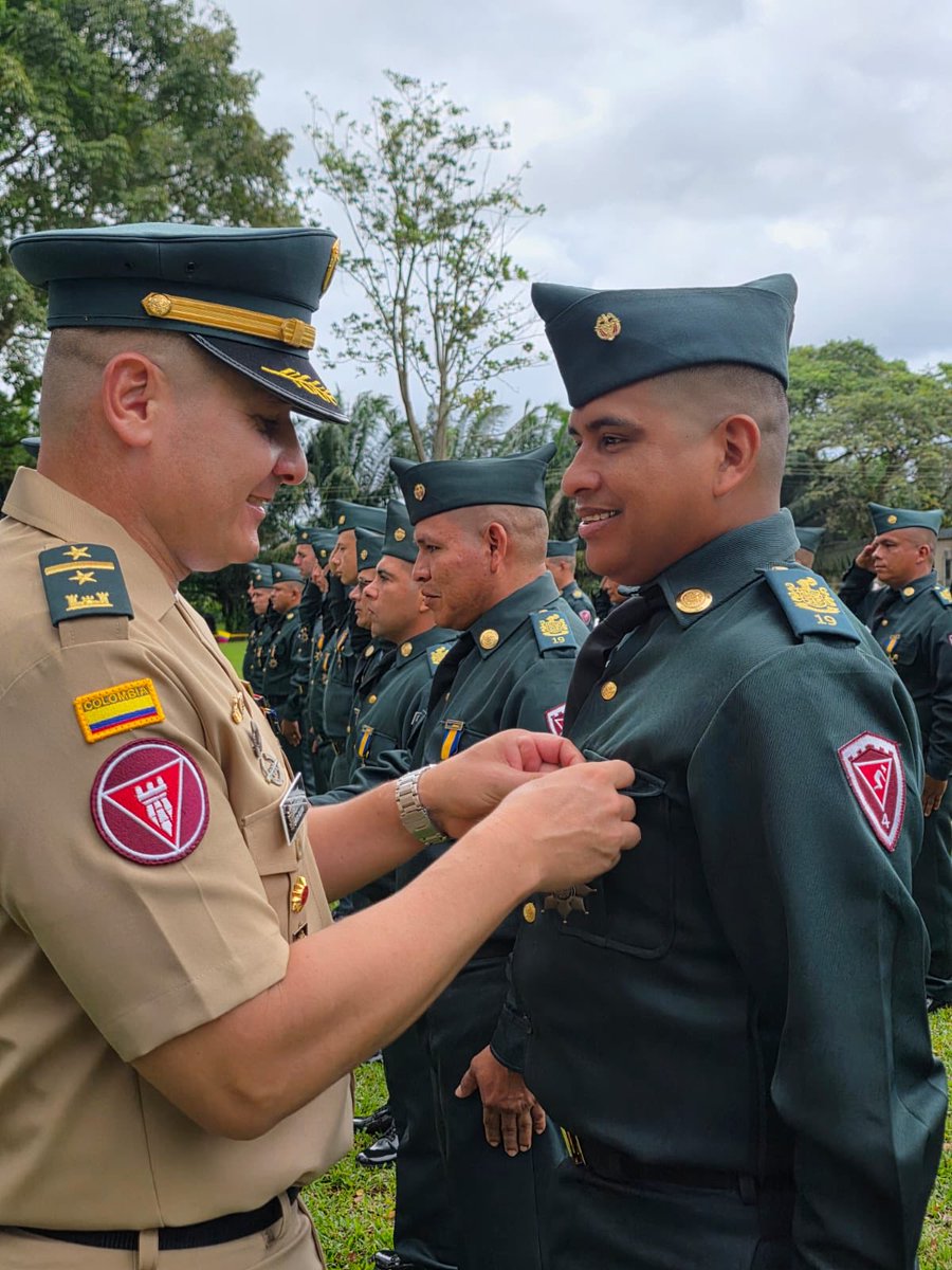 Ejercito_Div4's tweet photo. En Granada, Meta, conmemoramos 212 años de historia, honor y servicio de nuestros Ingenieros Militares

Soldados del Batallón de Ingenieros de Desminado Humanitario n.° 4 conmemoraron con orgullo el aniversario 212 de los Ingenieros Militares, una fecha que exalta su entrega, compromiso y vocación de servicio a los colombianos. 

Durante la jornada se realizó una emotiva ofrenda floral, una eucaristía  y una solemne ceremonia militar, en la que se rindió reconocimiento a nuestros ingenieros militares por su invaluable labor y dedicación.

En este significativo encuentro nos acompañaron autoridades y representantes de la comunidad, entre ellos los alcaldes de Granada y Mesetas, delegados de la @GobMeta, el Cuerpo de Bomberos, autoridades locales e invitados especiales, quienes se unieron a este homenaje.

Hoy honramos a quienes construyen caminos, superan obstáculos y trabajan incansablemente por un territorio más seguro y en paz.

¡Felices 212 años, Ingenieros Militares!

#PatriaHonorLealtad