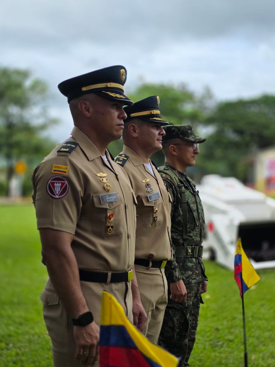 Ejercito_Div4's tweet photo. En Granada, Meta, conmemoramos 212 años de historia, honor y servicio de nuestros Ingenieros Militares

Soldados del Batallón de Ingenieros de Desminado Humanitario n.° 4 conmemoraron con orgullo el aniversario 212 de los Ingenieros Militares, una fecha que exalta su entrega, compromiso y vocación de servicio a los colombianos. 

Durante la jornada se realizó una emotiva ofrenda floral, una eucaristía  y una solemne ceremonia militar, en la que se rindió reconocimiento a nuestros ingenieros militares por su invaluable labor y dedicación.

En este significativo encuentro nos acompañaron autoridades y representantes de la comunidad, entre ellos los alcaldes de Granada y Mesetas, delegados de la @GobMeta, el Cuerpo de Bomberos, autoridades locales e invitados especiales, quienes se unieron a este homenaje.

Hoy honramos a quienes construyen caminos, superan obstáculos y trabajan incansablemente por un territorio más seguro y en paz.

¡Felices 212 años, Ingenieros Militares!

#PatriaHonorLealtad
