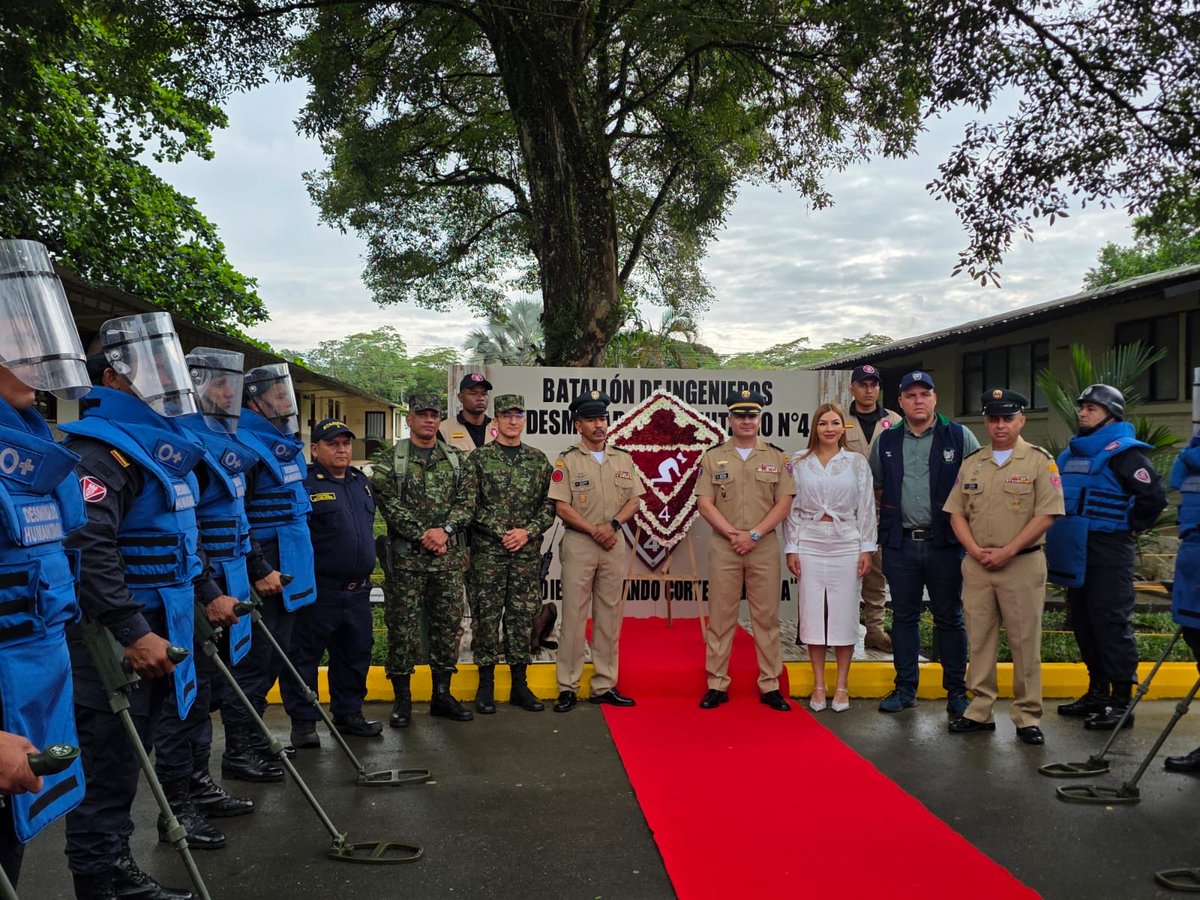 Ejercito_Div4's tweet photo. En Granada, Meta, conmemoramos 212 años de historia, honor y servicio de nuestros Ingenieros Militares

Soldados del Batallón de Ingenieros de Desminado Humanitario n.° 4 conmemoraron con orgullo el aniversario 212 de los Ingenieros Militares, una fecha que exalta su entrega, compromiso y vocación de servicio a los colombianos. 

Durante la jornada se realizó una emotiva ofrenda floral, una eucaristía  y una solemne ceremonia militar, en la que se rindió reconocimiento a nuestros ingenieros militares por su invaluable labor y dedicación.

En este significativo encuentro nos acompañaron autoridades y representantes de la comunidad, entre ellos los alcaldes de Granada y Mesetas, delegados de la @GobMeta, el Cuerpo de Bomberos, autoridades locales e invitados especiales, quienes se unieron a este homenaje.

Hoy honramos a quienes construyen caminos, superan obstáculos y trabajan incansablemente por un territorio más seguro y en paz.

¡Felices 212 años, Ingenieros Militares!

#PatriaHonorLealtad