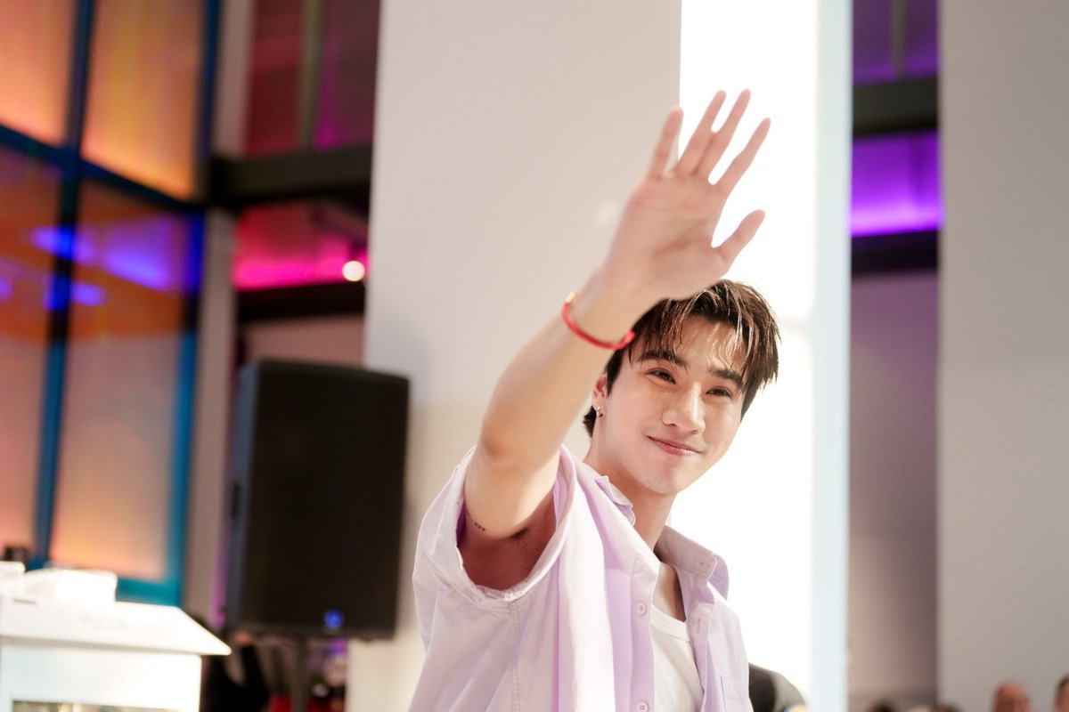 MPlay_2021's tweet photo. หล่อเต็มสปีด เพิร์ธ ธนพนธ์ เสิร์ฟโมเมนต์ใกล้ชิดเดวิลจิ๋ว สร้างสีสันในงาน M.O.V.E. to MEET PERTH
📌https://t.co/QsIg2KK7b0

#TheMOVEbyHondaxPERTH #TheMOVEbyHonda #PerthTanapon #HondaMotorcycleThailand #ThaiHonda #รถจักรยานยนต์ฮอนด้า #ไทยฮอนด้า https://t.co/saNqTTmMvj
