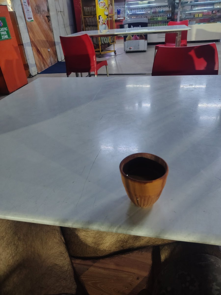 shreyanskusingh's tweet photo. Life lately. Although I don't drink tea but in the still of 3 am illegally out from hostel it's just another feeling. Sleep is absent. https://t.co/daUwboQP7y