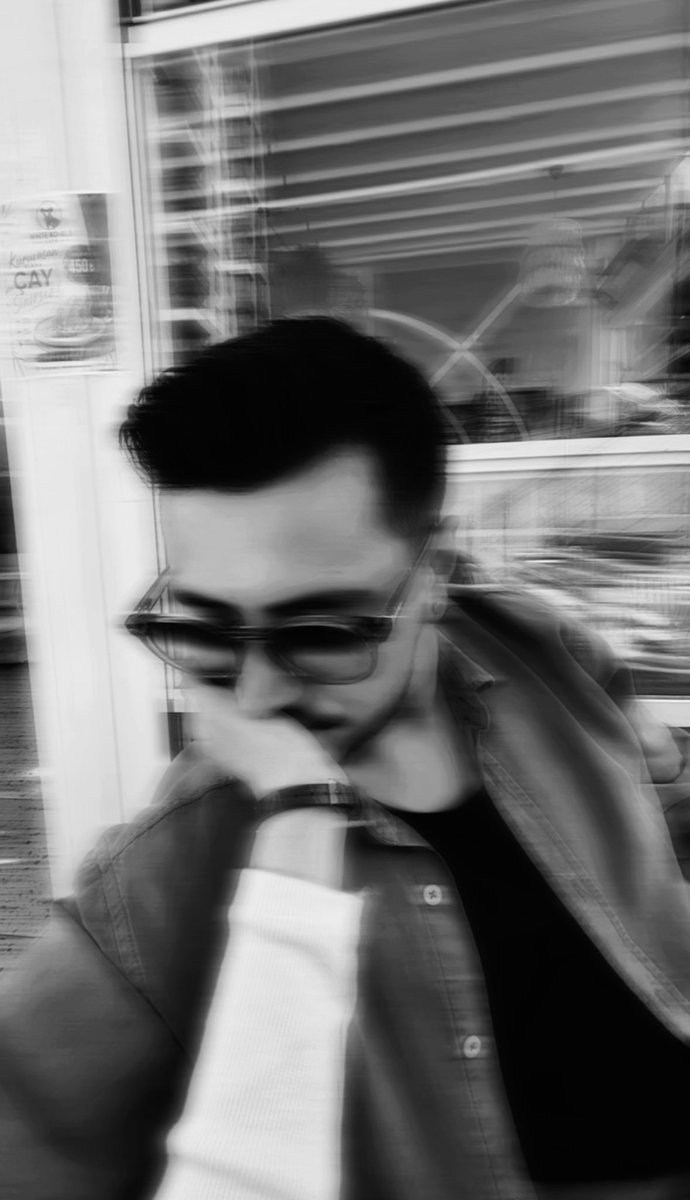 Burcunurea's tweet photo. Bulanık bir dünyada, tek net gerçeğim." 🫂🤍 https://t.co/gORwrsHOgC