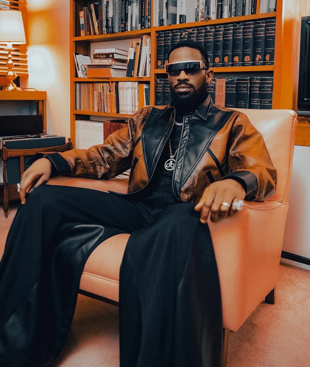 TrendingEx's tweet photo. Photos: D’banj donates three brand new campaign Toyota Sienna space buses to Osun House of Rep aspirant, Pelumi Olajengbesi. https://t.co/WTXw2JXhzy