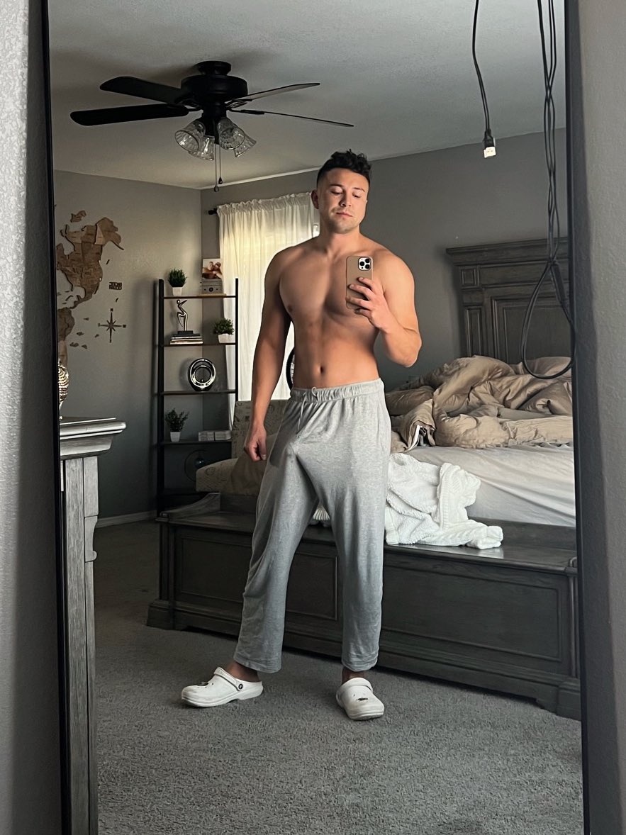 risyfredster's tweet photo. gray sweats and nothing under. come find out https://t.co/ZyslPBNj8j