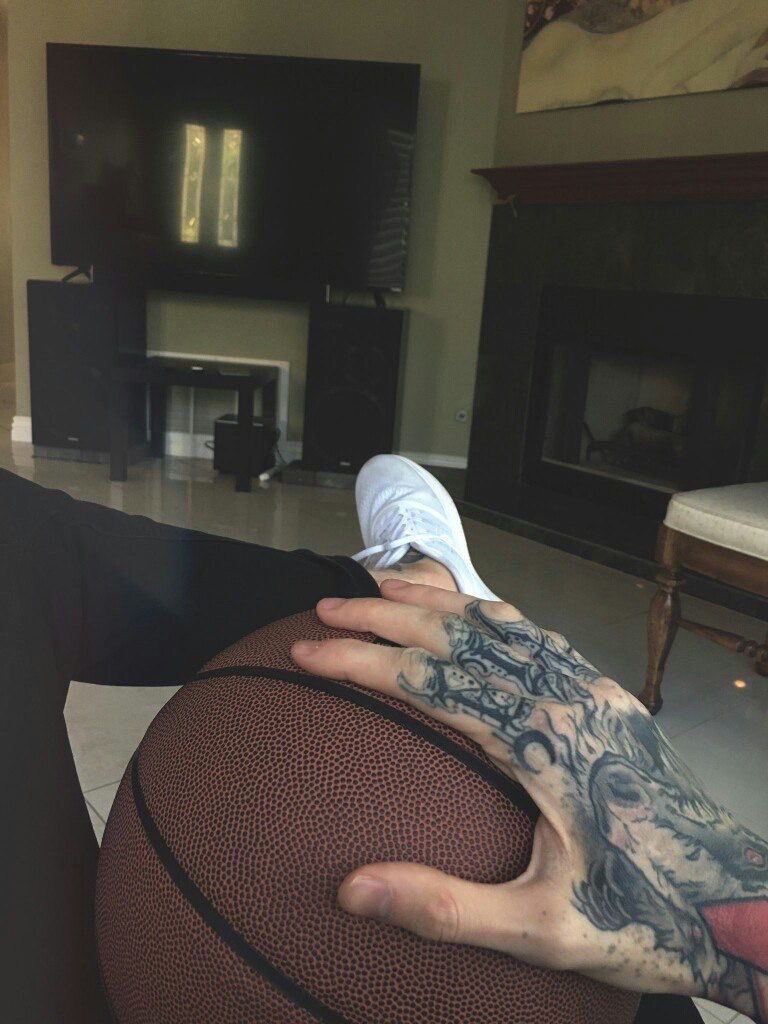 holyomens's tweet photo. sequência do nosso noah sendo size kink https://t.co/qE9vIS9quc