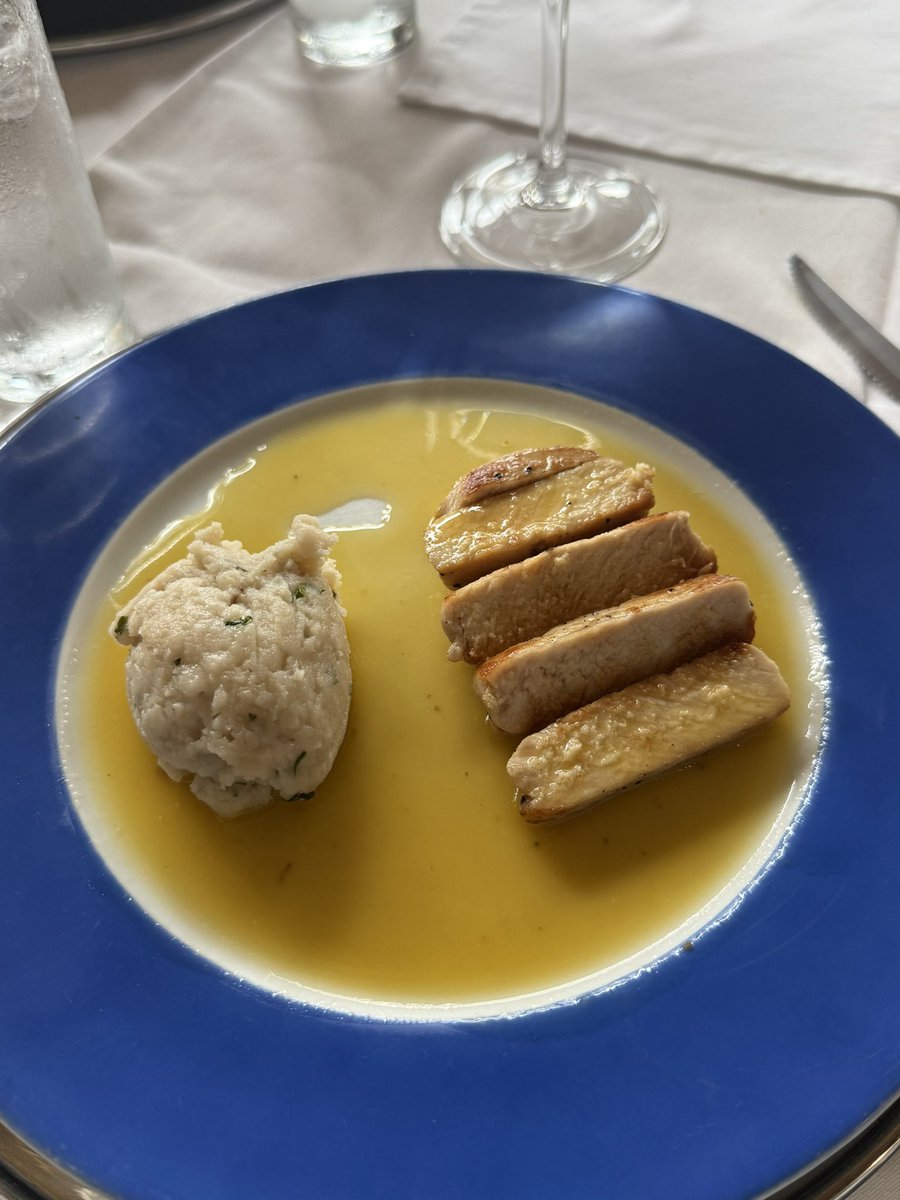 manuelblamo's tweet photo. Ensaladilla de toda la vida con ventresca de atún, pepinillos y mini cebollas encurtidas. 
Taco baja (te pienso siempre, Ensenada)
Lomo de cerdo bañado en emulsión de cítricos y mantequilla, puré. https://t.co/lcPh945RW1