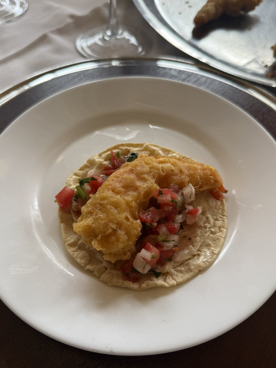 manuelblamo's tweet photo. Ensaladilla de toda la vida con ventresca de atún, pepinillos y mini cebollas encurtidas. 
Taco baja (te pienso siempre, Ensenada)
Lomo de cerdo bañado en emulsión de cítricos y mantequilla, puré. https://t.co/lcPh945RW1