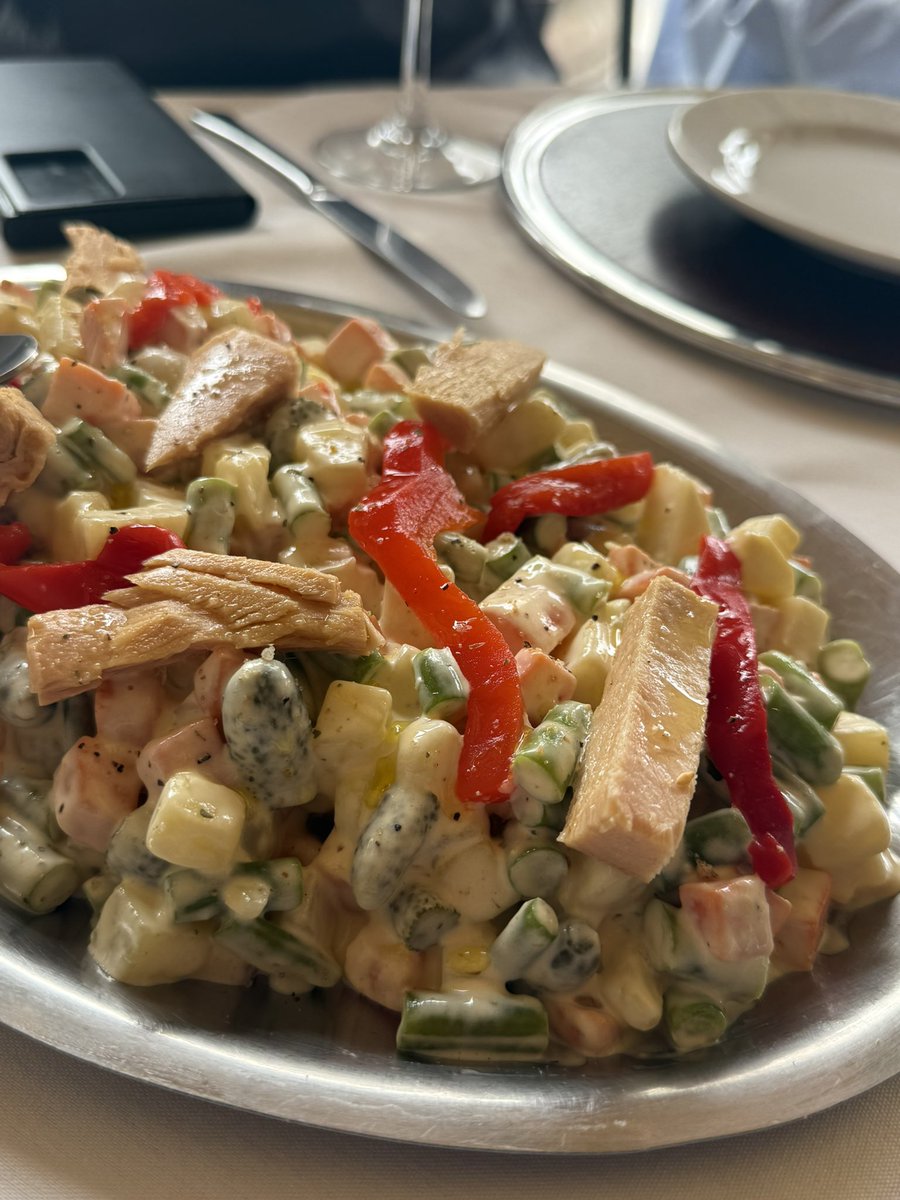 manuelblamo's tweet photo. Ensaladilla de toda la vida con ventresca de atún, pepinillos y mini cebollas encurtidas. 
Taco baja (te pienso siempre, Ensenada)
Lomo de cerdo bañado en emulsión de cítricos y mantequilla, puré. https://t.co/lcPh945RW1