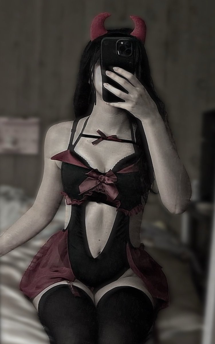 minadoesstuff's tweet photo. devil on your right shoulder https://t.co/05CBzsqnEd