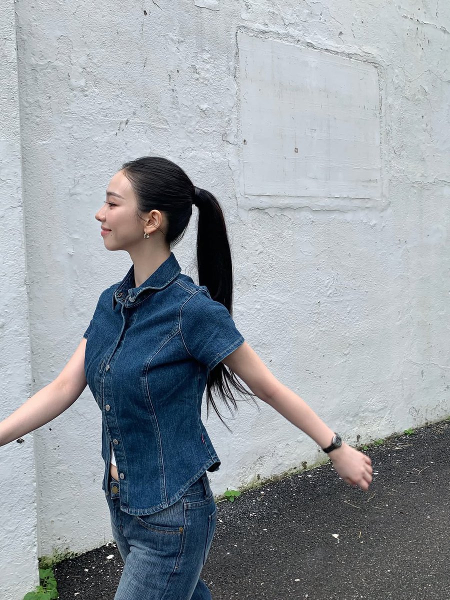 rinasaurusyu's tweet photo. Omg Karina in a high ponytail and all denim 👖This is a loookkkk https://t.co/0YaCsJzXcJ