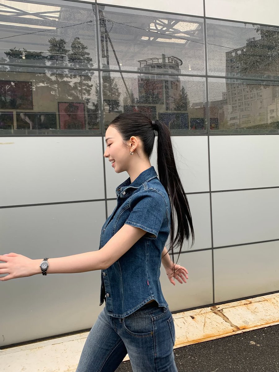 rinasaurusyu's tweet photo. Omg Karina in a high ponytail and all denim 👖This is a loookkkk https://t.co/0YaCsJzXcJ