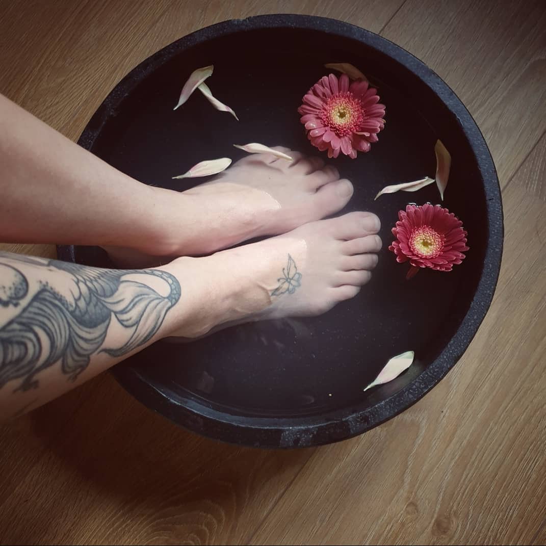 Kram_mer's tweet photo. Sorry, I’m busy taking a foot bath. https://t.co/lTdA4TolPC