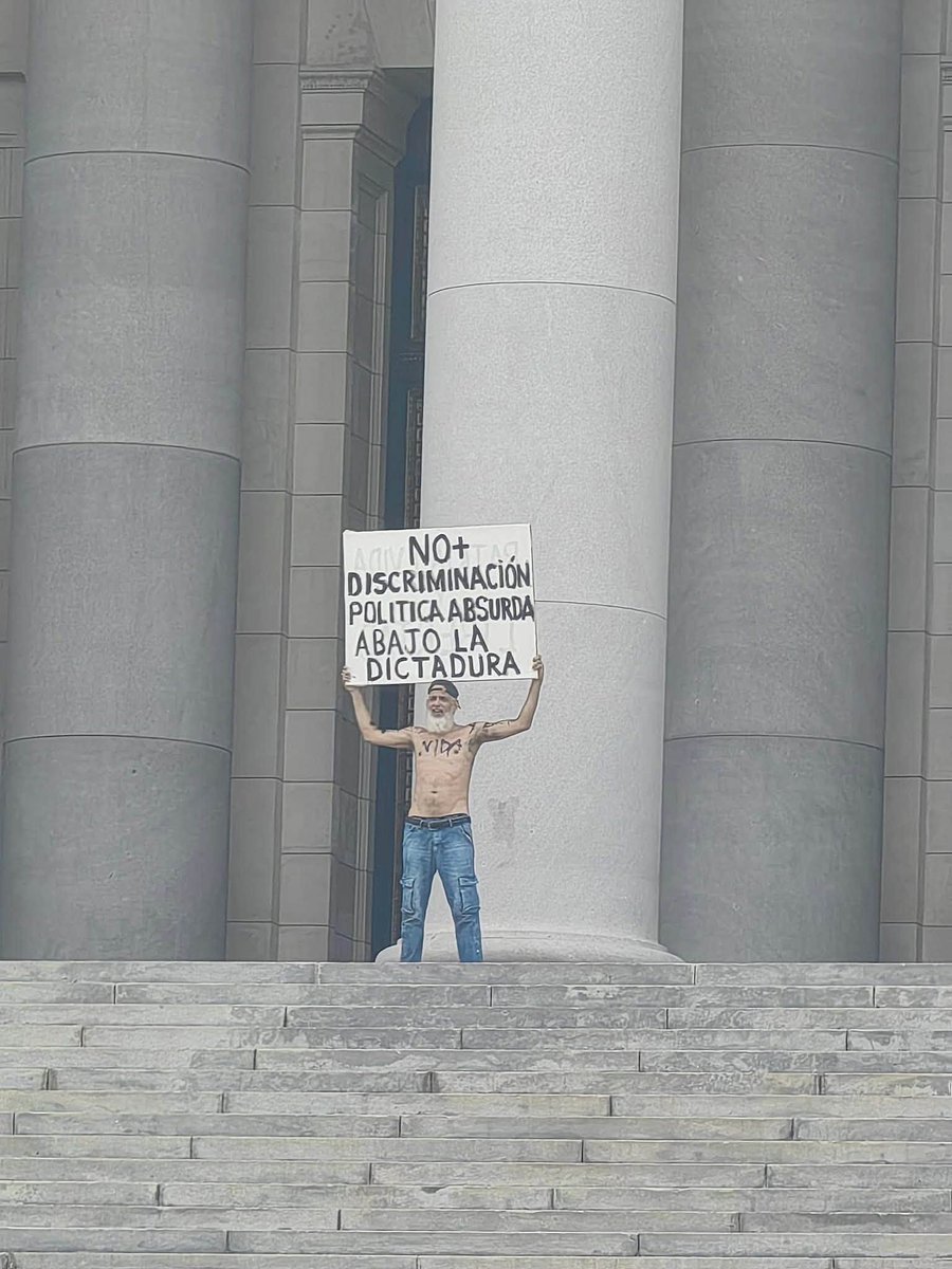 MagJorgeCastro's tweet photo. Hoy un cubano caminó solo desde la calle Monte hasta el Capitolio... llevaba en sus manos un enorme cartel contra la dictadura.

Esto a solo un día de la condena a la joven Anna Sofía y su madre.

El mismo día que sabemos que a los muchachos de el4tico le piden hasta 10 años de prisión.

A poco más de una semana de la detención del periodista Henry Constantin.

El régimen podrá intentar silenciarnos a base de terror y represión... pero el sentimiento de liberación y las aspiraciones democráticas son imposibles de borrar del pueblo cubano.

Valiente.