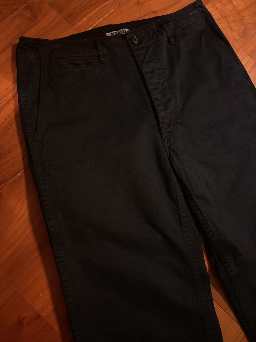 tysuke666's tweet photo. AURALEE 26AW
GARMENT-DYED FINX CHINO PANTS￼
昨年までの異常なるAURALEEブームで入手困難だったチノパンをようやく…
もう一つのワンタックワイドではなく、ノータックの綺麗なストレートパンツが欲しかったので、これは理想形。 https://t.co/BU9Onqn2lf