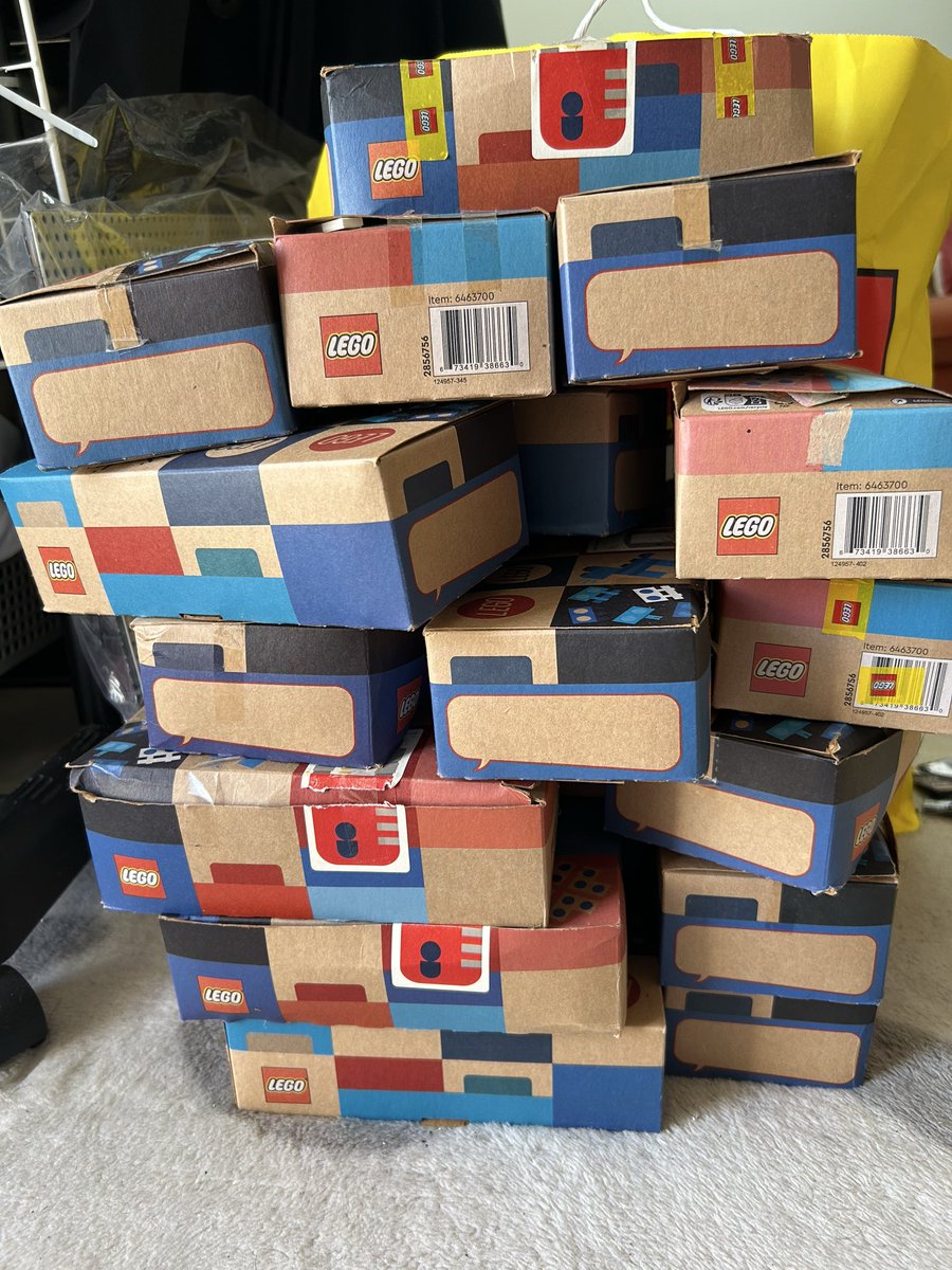 uruuruurupa's tweet photo. 溜めに溜めたLEGOのPaB。買って年単位で放置していたため、その数20箱📦4時間ほどかかってようやく解体。この間ストアに行ったら1箱4500円くらいになっていて、もう気軽に買えないな…と思ったのでした(昔は確か3000円だった)。

#LEGO
#PaB
#ピックアブリック
#値上げ https://t.co/LIoFtcPIHd