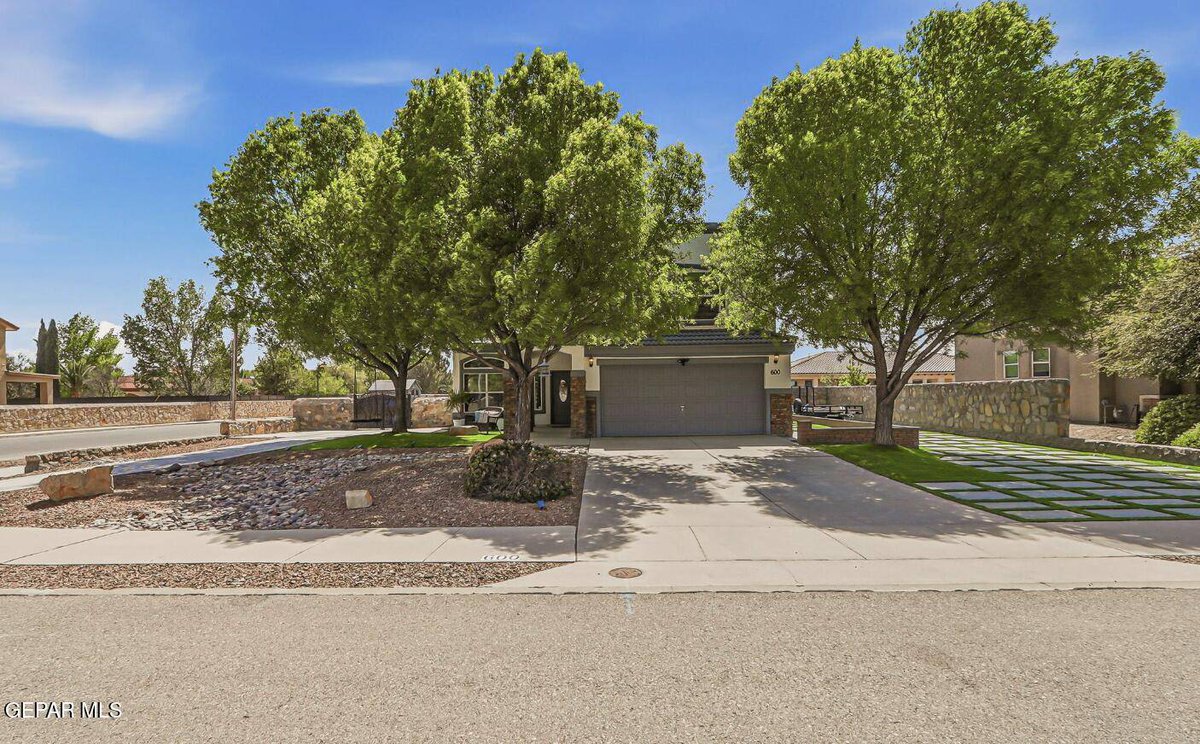 JRod7912's tweet photo. New Listing: 600 VALLEY PLUM AVE, El Paso—4 beds, 3 baths, 2,023 sq ft. $2,900. Schedule a showing. #NewListing
https://t.co/JUxVqrgEAy https://t.co/gvrLEjNy3m