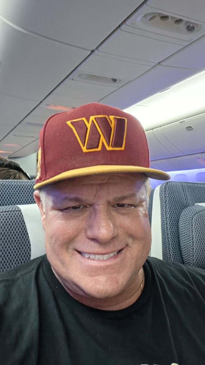 rex_effects's tweet photo. Wheels Up! DC ✈️ London #GoCommanders #Sightseeing https://t.co/uHvoYg4HVb