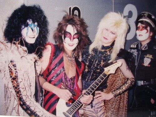 A_T_M_K_unaju's tweet photo. #超激レアショット誰と誰
ヒント：音楽を媒介にして悪魔教を布教するために組織された「教団」の歴代ギタリストの貴重なフォーショット📷✨ https://t.co/T2UyrE9L8a