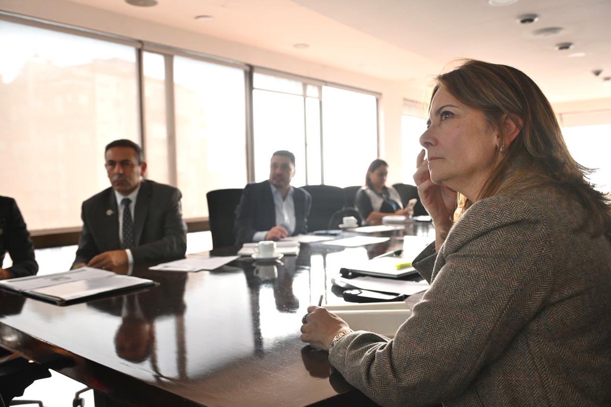 GralJuvenalDiaz's tweet photo. LA SALUD DE SANTANDER SE DEFIENDE CON GESTIÓN

Nos reunimos con la Ministra de Salud para presentarle los hospitales que requieren intervención prioritaria, entre ellos el de Barrancabermeja, y revisamos los proyectos que ya cuentan con resolución y necesitan la asignación y giro de recursos para que las obras sean una realidad.
También expusimos la situación de las deudas de las EPS con nuestra red pública y privada, porque esos recursos son fundamentales para garantizar la atención y la sostenibilidad de nuestros centros y servicios de salud.
Seguiremos gestionando ante el Gobierno Nacional los recursos que Santander necesita. En salud no podemos quedarnos en anuncios: necesitamos que los recursos lleguen a los hospitales y a los pacientes.

@AnaVesga_G 
@MinSaludCol 
@ABDELAESPRIELLA