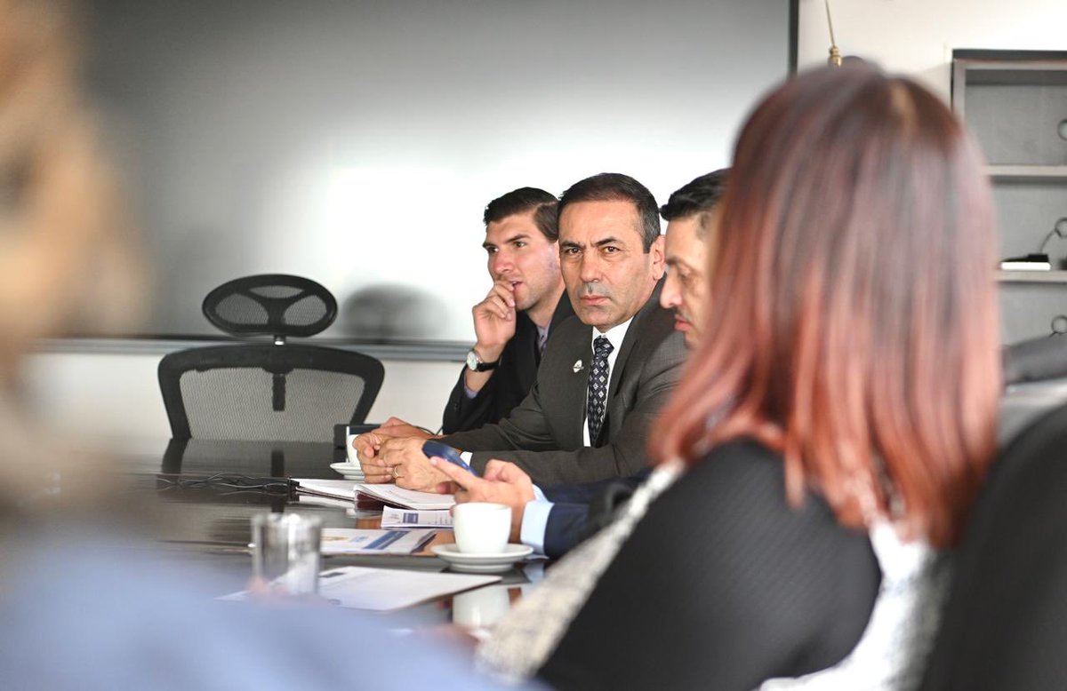 GralJuvenalDiaz's tweet photo. LA SALUD DE SANTANDER SE DEFIENDE CON GESTIÓN

Nos reunimos con la Ministra de Salud para presentarle los hospitales que requieren intervención prioritaria, entre ellos el de Barrancabermeja, y revisamos los proyectos que ya cuentan con resolución y necesitan la asignación y giro de recursos para que las obras sean una realidad.
También expusimos la situación de las deudas de las EPS con nuestra red pública y privada, porque esos recursos son fundamentales para garantizar la atención y la sostenibilidad de nuestros centros y servicios de salud.
Seguiremos gestionando ante el Gobierno Nacional los recursos que Santander necesita. En salud no podemos quedarnos en anuncios: necesitamos que los recursos lleguen a los hospitales y a los pacientes.

@AnaVesga_G 
@MinSaludCol 
@ABDELAESPRIELLA
