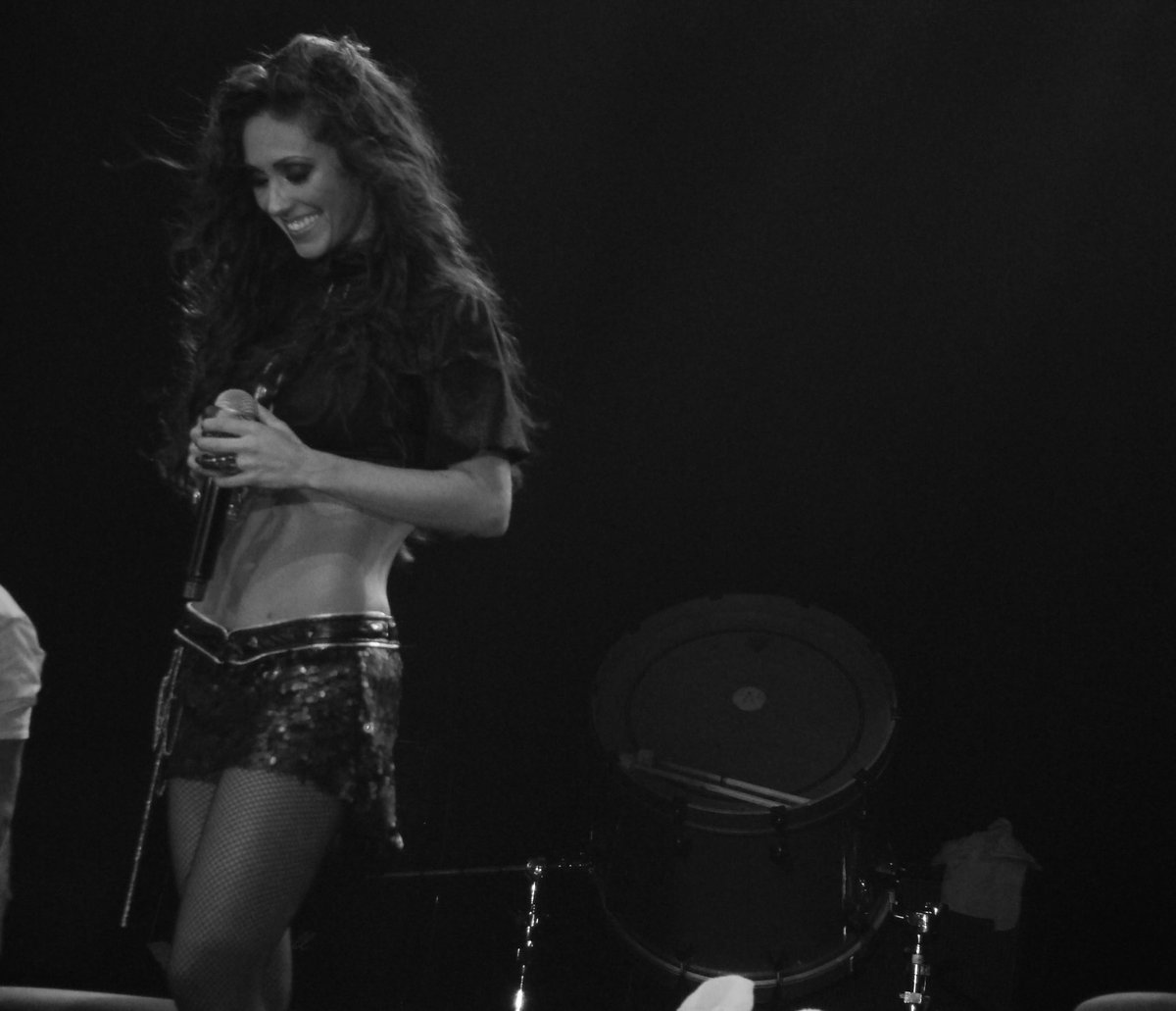 oldpicsanahi's tweet photo. Querida @Anahi ,

Tu niña Mía Colucci merecía un abrazo al corazón. Y tú le diste ese abrazo cuando decidiste, valientemente, salir de gira con tus compañeros de RBD y revivir toda aquella magia — volviendo a una etapa tan maravillosa de tu vida, que también fue un lugar de sanación entre 2004 y 2008.

Ahora, tu niña de Mi Delirio también merece ese abrazo.

Tenías apenas 26 años cuando el sueño llamado RBD llegó a su fin. Recordamos tu dolor. Sabemos lo que significaba para ti haber encontrado, finalmente, un espacio seguro dentro de una industria tan difícil y, de repente, sentir que ese suelo desaparecía bajo tus pies.

Y sabemos que aquella etapa no estuvo marcada únicamente por el final de un sueño tan grande.

También hubo desamores, despedidas y otros dolores que, mientras el mundo te veía seguir adelante — en los conciertos, en la televisión, en los eventos, en los comerciales —, tú tenías que cargar mientras seguías trabajando, sonriendo y apareciendo frente a todos.

Y, aun con todo eso, en 2009, aquella niña valiente siguió adelante.

Sola.

Cruzando océanos para cumplir compromisos, subir a escenarios, dar entrevistas y seguir luchando por un sueño que, en aquel momento, dependía casi por completo de ella.

Sabemos que muchas veces tuvo que hacer cosas que no quería porque “formaban parte del contrato”. En aquella época casi nunca vimos caer a esa niña, aunque hoy sabemos que, detrás de cámaras, las cosas eran muy diferentes.

Pero esa niña también tuvo sus momentos.

Y qué bonito es recordarlos.

¿Cómo olvidar ese momento en el que cantabas Hasta Que Llegues Tú junto a los fans? La libertad y la sensualidad con la que te adueñabas del escenario en Mi Delirio. Esa Any juguetona, girando y recorriendo el escenario en Me Hipnotizas. La fuerza de tu voz en No Te Quiero Olvidar. Y esa vulnerabilidad tan tuya en Te Puedo Escuchar…

Cada canción tenía una identidad.
Cada canción tenía un pedacito de ti.
Y aquella era tu historia, contada a tu manera.

Esa niña de Mi Delirio también merece un abrazo.

Mereces volver a ese lugar ahora desde un lugar más armónico, más tranquilo, más seguro — rodeada de toda esa hermosa red de amor y apoyo que has construido a tu alrededor.

Tal vez sea el momento de abrazar también a esa niña.

¿Hacemos un último baile? 🥹❤️