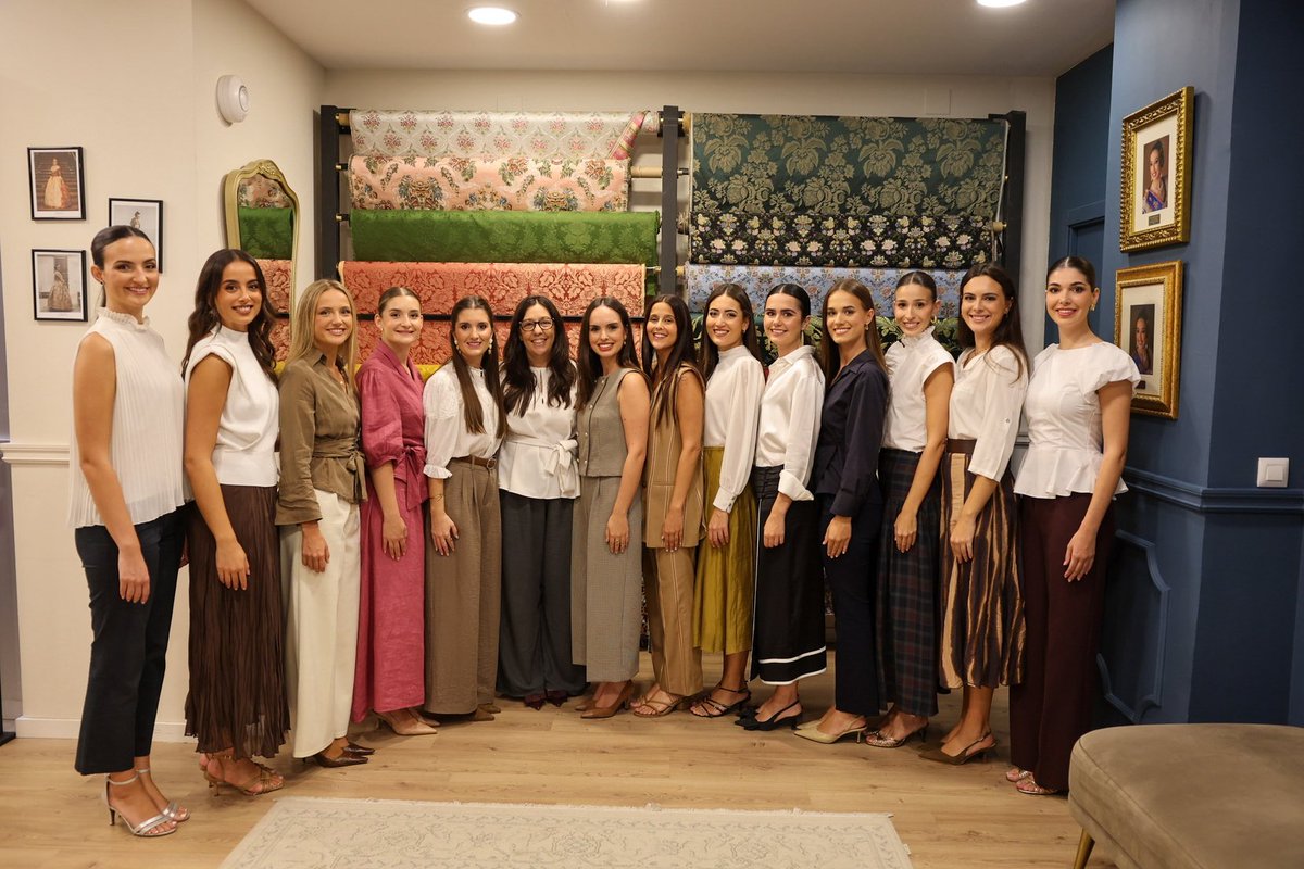 JCF_Valencia's tweet photo. 💫 Els somnis de les nostres candidates a Fallera Major de València 2027 comencen a teixir-se.

🪡Hui han estat en Montaña Caballero Indumentaria prenent-se mides per al primer vestit oficial.

👑 Un vestit que seguirà els patrons del segle XIX i que estrenaran el pròxim gener en la seua #Exaltació27

📸 @Fotofilmax