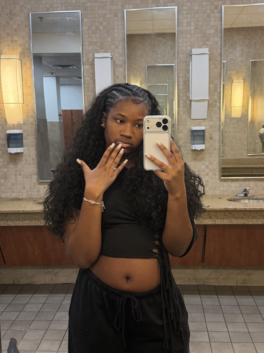 spoiledamoura's tweet photo. you know that tingly sensation you just got? give in to it✨ https://t.co/I7tJf1tghM