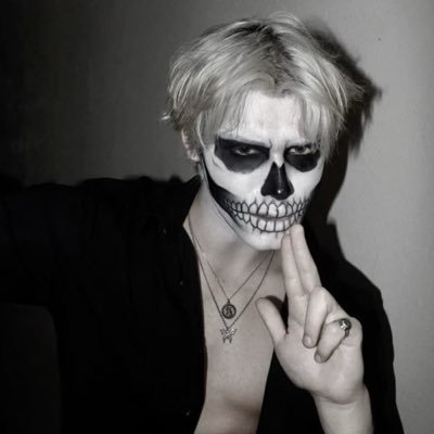 woldkzw's tweet photo. @exyholics @bystarlightz @blvckframe @foxwlker @eveninsleepz ⠀⠀
Andrew Minyard como "The Chaser" 
⠀⠀ https://t.co/A3mEfUpe2n