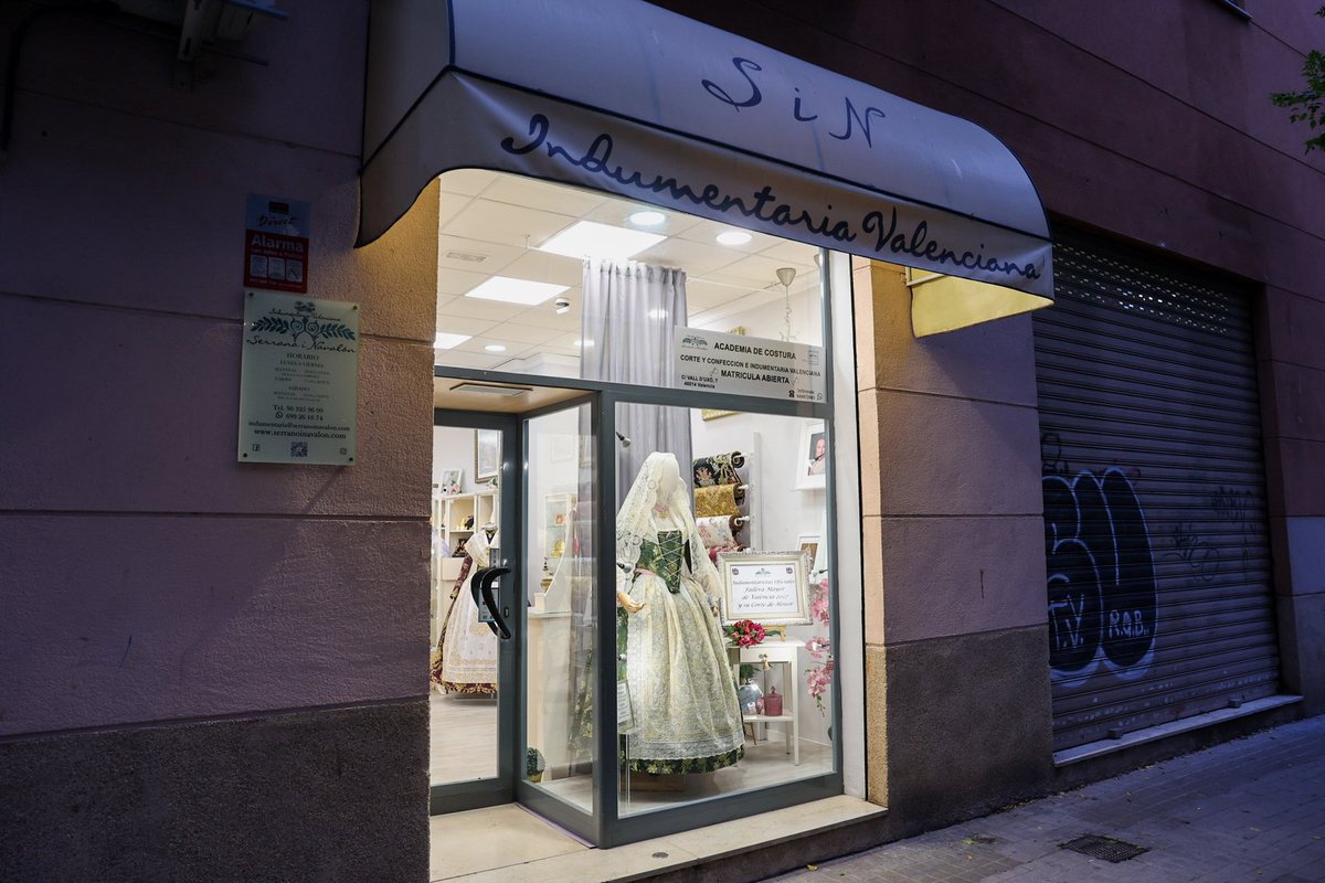 JCF_Valencia's tweet photo. 👑 Durant la vesprada de hui, les candidates a FMV 2027 també s’han pres mides per al seu segon vestit oficial.

🧵✨ En esta ocasió, serà la firma Indumentaria Serrano i Navalon qui s’encarregarà de donar forma amb patrons del segle XVIII al segon vestit de la seua indumentària. 

❤️‍🔥 Un vestit que diafrutaran per primera vegada en l’Exaltació de la Fallera Major Infantil de València 2027 i amb el qual visitaran la Basílica eixe mateix dia.

📸 @Fotofilmax