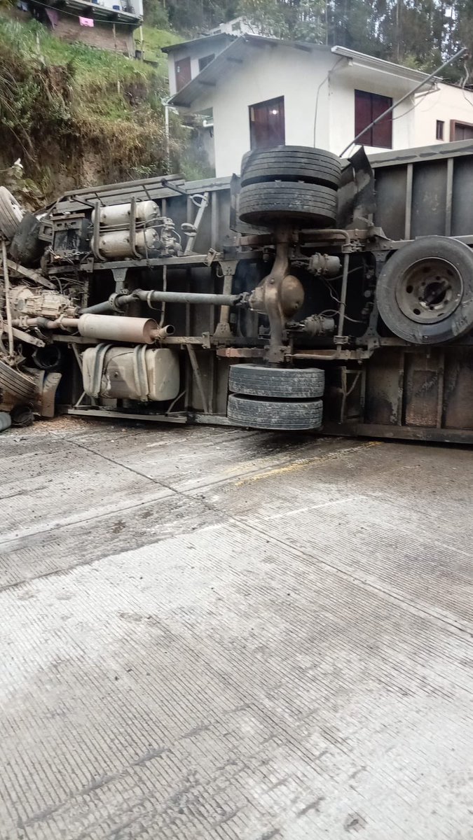 Sanchezmendieta's tweet photo. Urgente: se reporta un accidente de tránsito en el sector de Maríanza, en Sayausí, en la vía #Cuenca - Molleturo - El Empalme. https://t.co/pzIw7UO940
