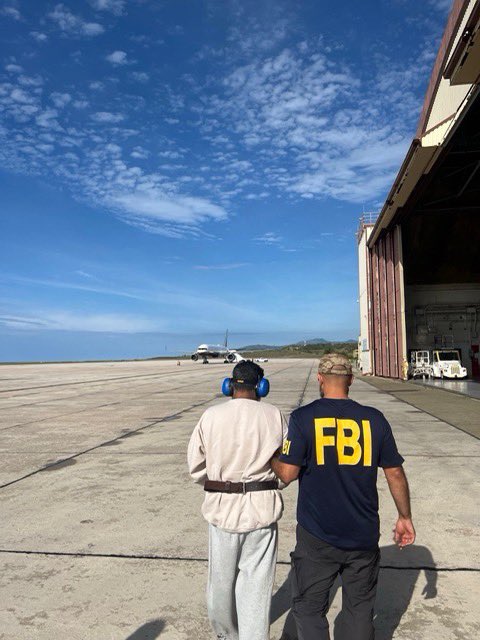 FBI_CIRG's tweet photo. Today, a fugitive on the FBI’s Ten Most Wanted Fugitives list is facing justice. Amazing teamwork by @FBIOmaha and this FBI's Critical Incident Response Group. Proud to facilitate the mission anytime, anywhere. https://t.co/QITgvuBEEF